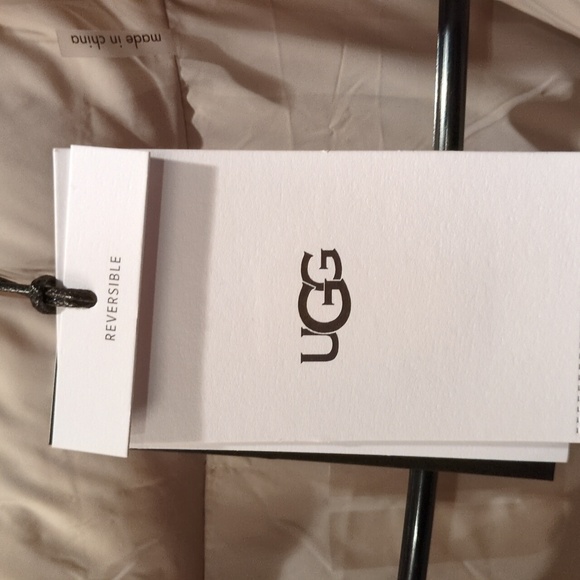 UGG oversized vest. SUPER Cute ! - Picture 3 of 8